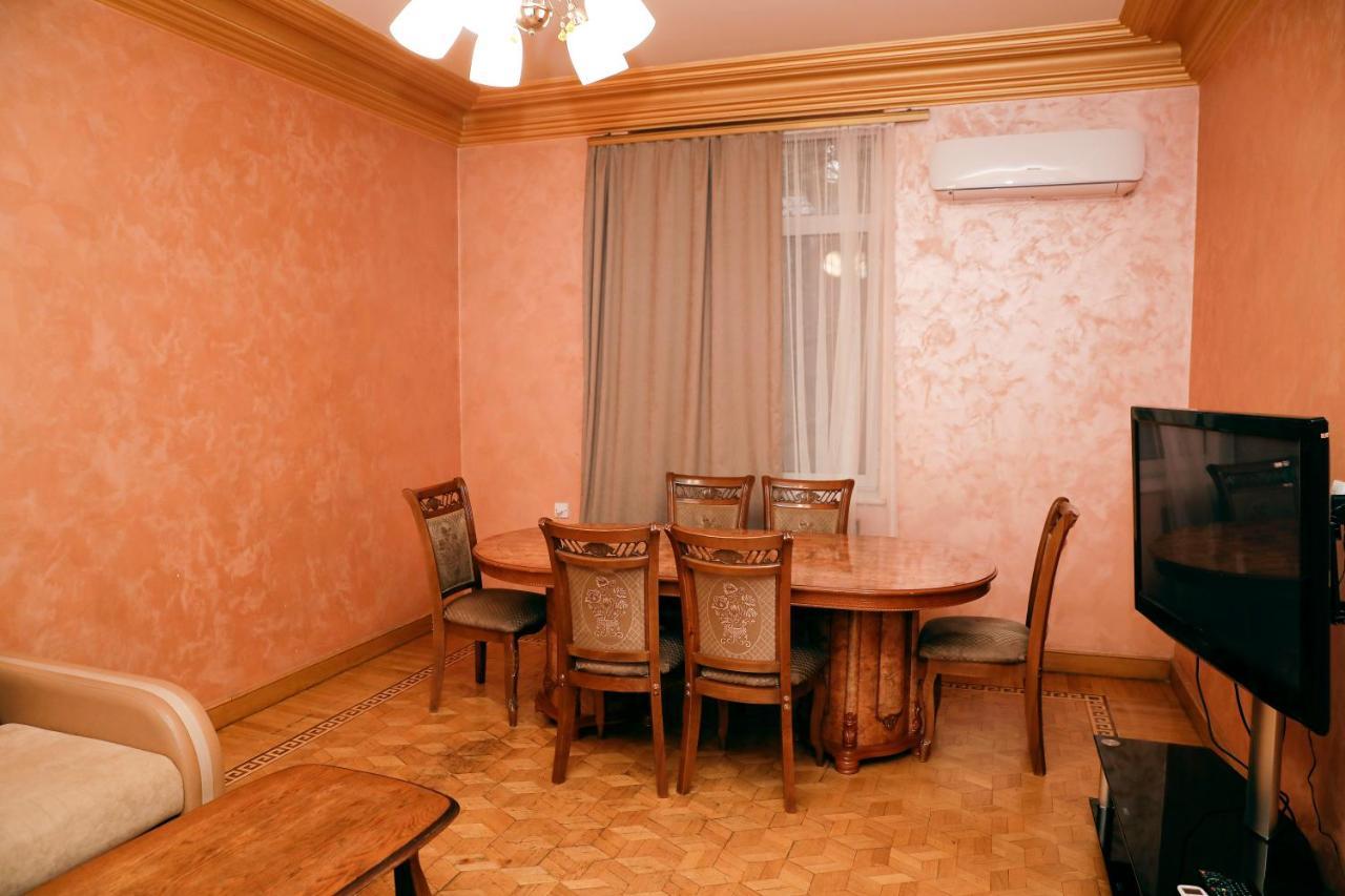 יירבאן Big 3 Room Apartment On Republic Square מראה חיצוני תמונה