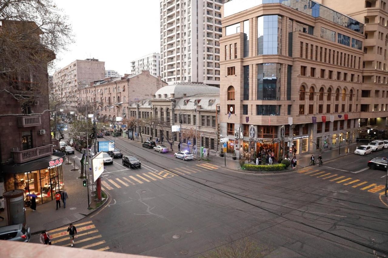 יירבאן Big 3 Room Apartment On Republic Square מראה חיצוני תמונה